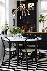 Темный стол в интерьере кухни