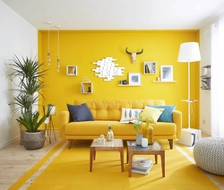 Сочетание желтого цвета с другими цветами в интерьере гостиной