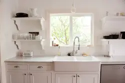 Дизайн кухни с белой раковиной