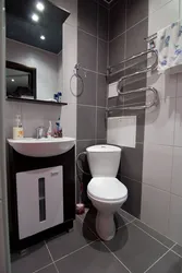 Bir otaqlı mənzildə tualetin fotoşəkili