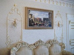 Рамка из обоев на стене в гостиной фото