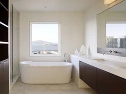 Ванная комната с окном дизайн 2023