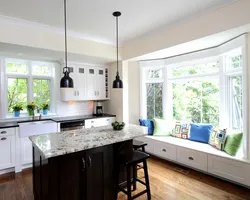 Дизайн кухни в доме с двумя окнами фото