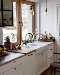 Дызайн кутняй кухні з ракавінай у акна