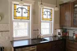 Витражное окно в доме на кухне фото