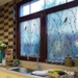 Вітражнае акно ў доме на кухні фота