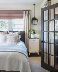 Дизайны маленьких спален с одной дверью и одним окном