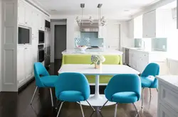 Мятные стулья в интерьере кухни