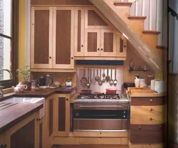Дызайн кухні ў сваёй хаце з усходамі на другі паверх