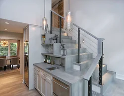 Дизайн кухни в своем доме с лестницей на второй этаж