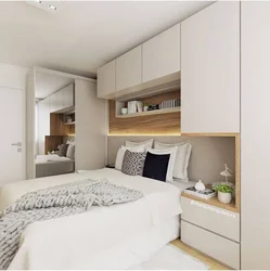 Дизайн спальни с двумя шкафами у кровати