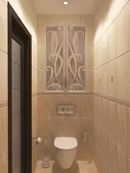 Bir paneldə küvetdən ayrı bir mənzildə kiçik bir tualetin daxili hissəsi