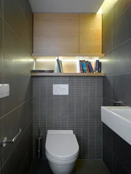 Bir paneldə küvetdən ayrı bir mənzildə kiçik bir tualetin daxili hissəsi