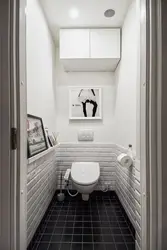Інтэр'ер туалета маленькага ў кватэры паасобны ад ванны ў панэльным