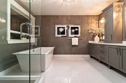 Серые стены и белый пол в ванной фото