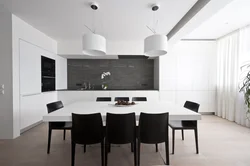 Дизайн гостиной с черной кухней