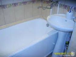 Bir kran fotoşəkili ilə lavabo və küvet