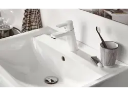 Bir kran fotoşəkili ilə lavabo və küvet