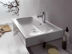 Sink and bathtub with one faucet photo