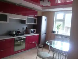 Интерьер кухни бордового цвета фото