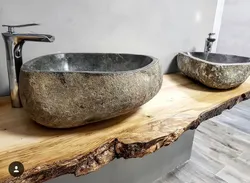 Banyoning ichki qismidagi tosh lavabo