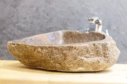 Раковина из камня в интерьере ванной