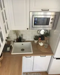 Дызайн маленькай кухні з мікрахвалёўкай