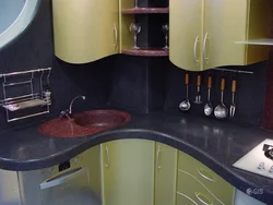 Маленькія кухні кутнія дызайн з мыйкай у куце