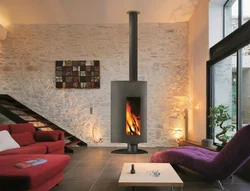 Дизайн гостиной в доме с печью камином