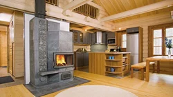 Дизайн гостиной в доме с печью камином