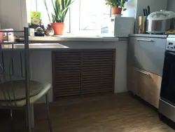 Дызайн кухні хрушчоўка з нішай пад акном