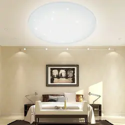 Потолок с точечными светильниками и люстрой в гостиной фото