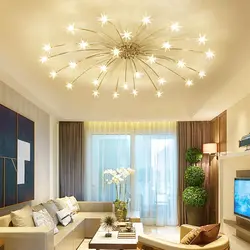 Потолок с точечными светильниками и люстрой в гостиной фото