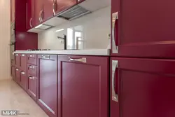 What colors go with burgundy in the kitchen interior