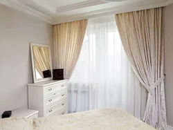 Інтэр'ер штор у спальні з адным акном