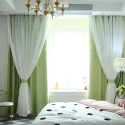 Інтэр'ер штор у спальні з адным акном