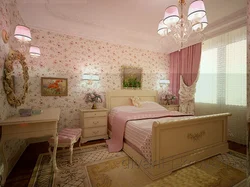 Ружовыя шпалеры ў спальні фота