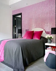 Pink wallpaper in the bedroom photo