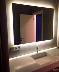 Жарықтандырылған айна фотосуреті бар ванна
