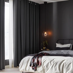 Дызайн спальні з чорнымі шторамі