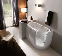 Шағын ванна бөлмесінің фотосуретіндегі үлкен ванна