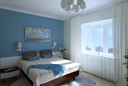 Шторы в интерьере спальни с голубыми обоями