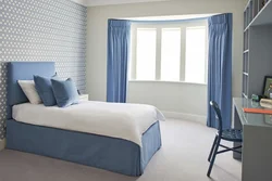 Шторы ў інтэр'еры спальні з блакітнымі шпалерамі