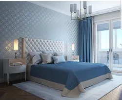 Шторы ў інтэр'еры спальні з блакітнымі шпалерамі