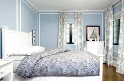Шторы в интерьере спальни с голубыми обоями