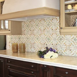 Тарҳи backsplash барои ошхона сафолҳои классикӣ