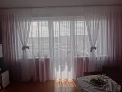 Balkon fotoşəkili ilə oturma otağı üçün tül pərdələr