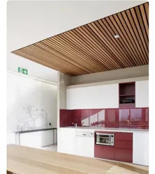 Потолок из дерева на кухне фото