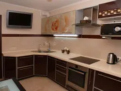 Фото угловой кухни с телевизором