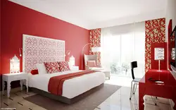 Qırmızı rəngdə yataq otağının interyeri